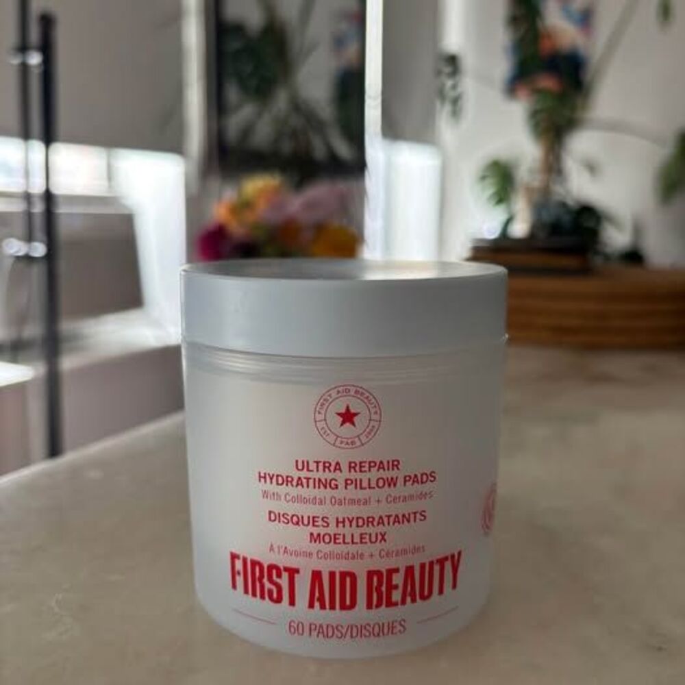Sealed First Aid Beauty Ultra Repair Hydrating Pillow Pads